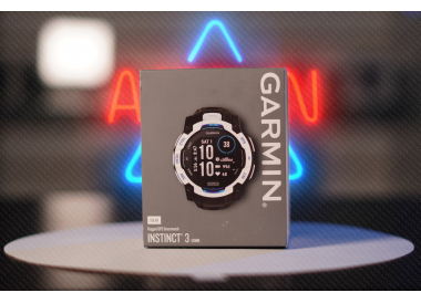 Garmin Instinct 3 – 50 mm Solar Whitestone with Black/Bolt Blue Band 010-02935-03